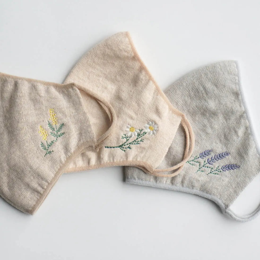 のびるニットマスク ボタニカル ハーブの刺繍