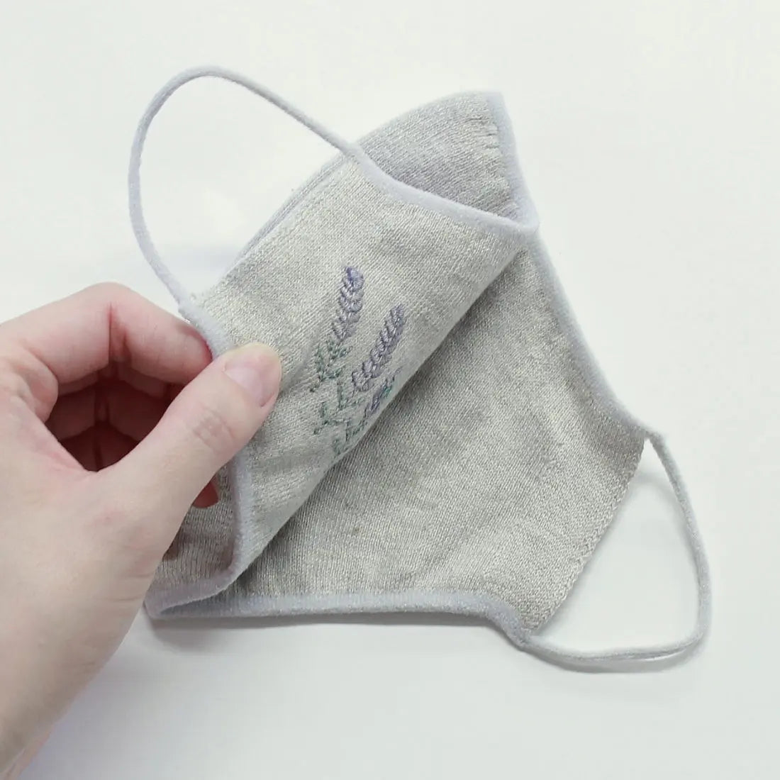 のびるニットマスク ボタニカル ハーブの刺繍