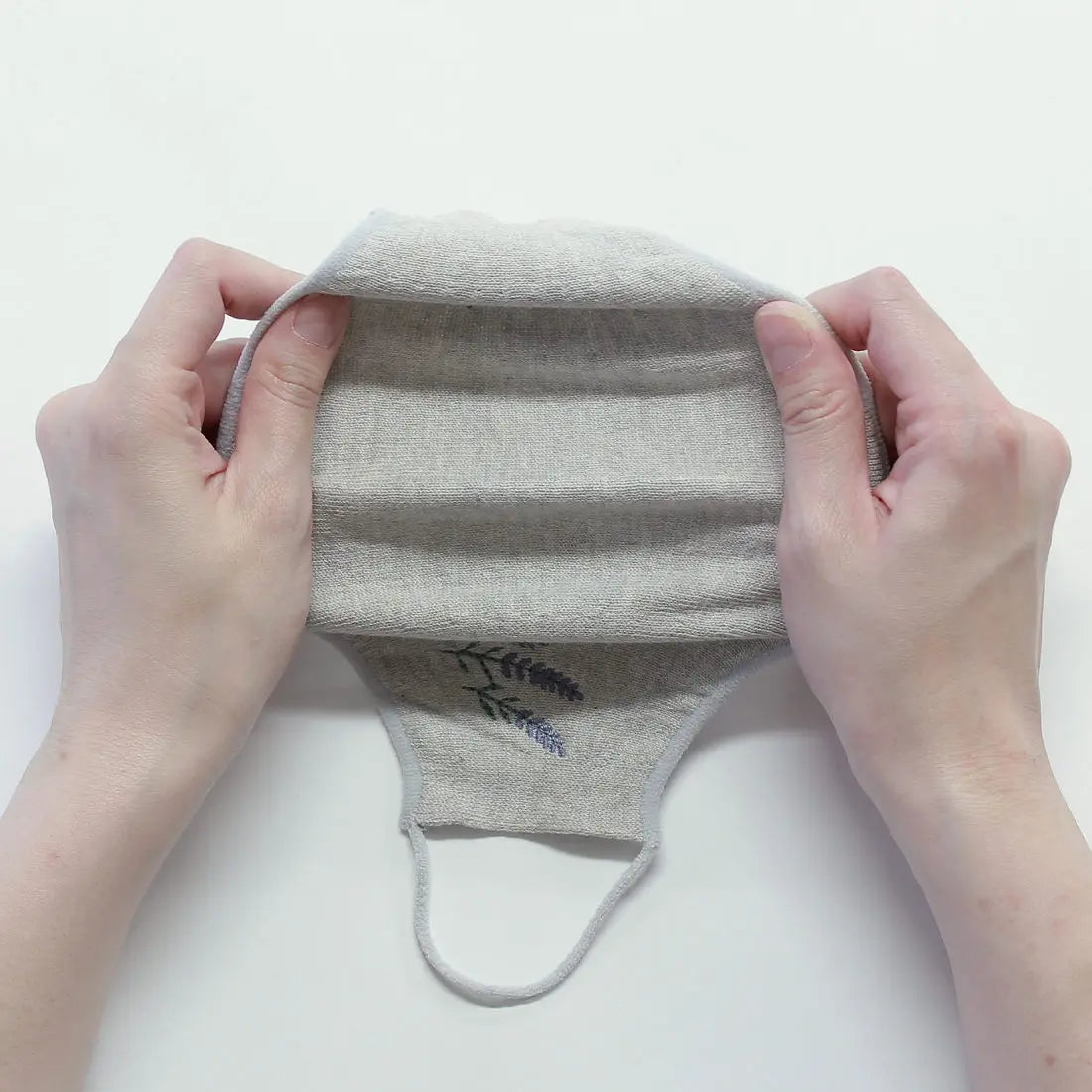 のびるニットマスク ボタニカル ハーブの刺繍